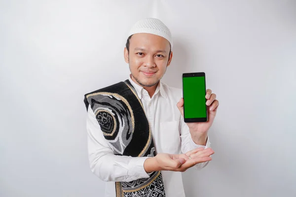 Ett Porträtt Glad Asiatisk Muslimsk Man Ler Samtidigt Som Han — Stockfoto