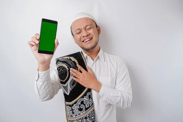 Porträtt Fredlig Asiatisk Muslimsk Man Visar Kopiera Utrymme Sin Telefon — Stockfoto