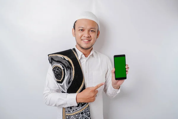 Retrato Hombre Musulmán Asiático Feliz Sonriendo Mientras Muestra Espacio Copia —  Fotos de Stock