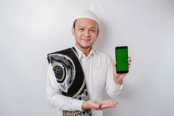 Portret Szczęśliwego Muzułmanina Azjatyckiego Uśmiechającego Się Pokazującego Przestrzeń Telefonie Odizolowanego — Zdjęcie stockowe