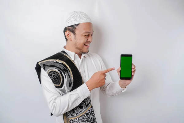 Een Portret Van Een Gelukkige Aziatische Moslim Die Glimlacht Terwijl — Stockfoto