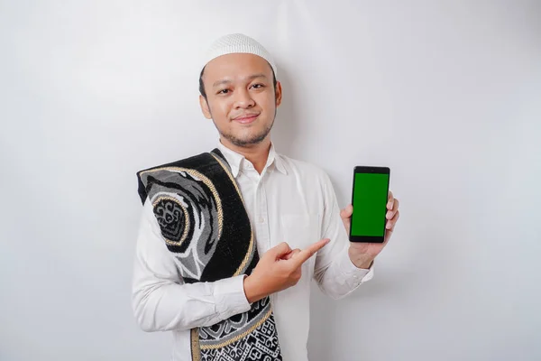 Ett Porträtt Glad Asiatisk Muslimsk Man Ler Samtidigt Som Han — Stockfoto