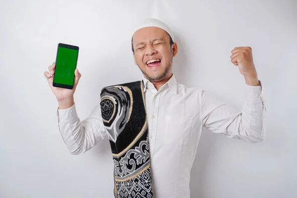 Glad Ung Asiatisk Muslimsk Man Med Ett Framgångsrikt Uttryck Visar — Stockfoto