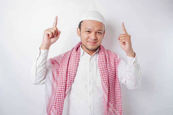 Smiling Asian Muslim Pria Menunjuk Salinan Ruang Atasnya Terisolasi Oleh — Stok Foto