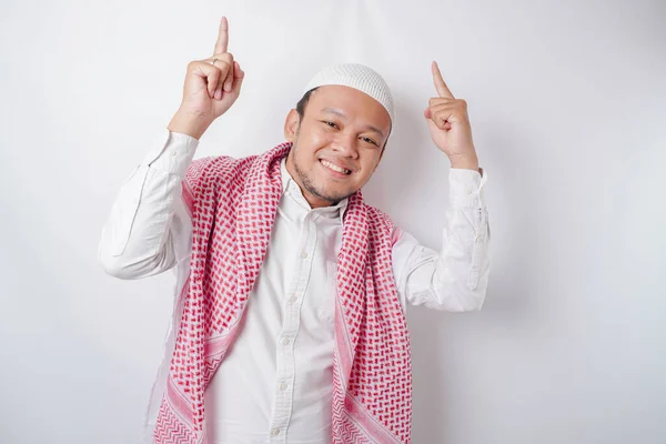 Lächelnder Asiatischer Muslim Der Auf Den Kopierraum Über Ihm Zeigt — Stockfoto