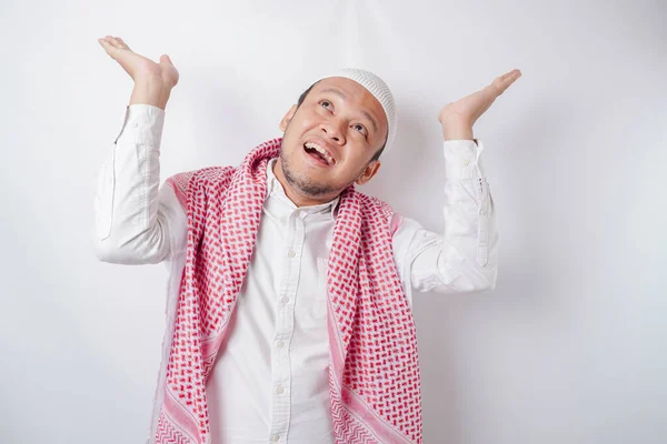 Smiling Asian Muslim Pria Menunjuk Salinan Ruang Atasnya Terisolasi Oleh — Stok Foto