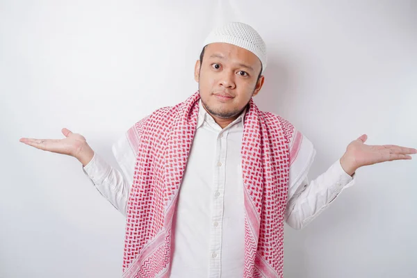 Ein Nachdenklicher Junger Muslimischer Mann Zuckt Mit Den Schultern Und — Stockfoto