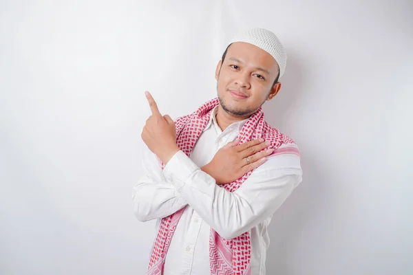 Lächelnder Asiatischer Muslim Der Auf Den Kopierraum Über Ihm Zeigt — Stockfoto