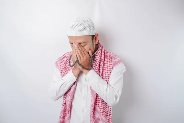 Szczęśliwy Przystojny Azjatycki Muzułmanin Modli Się Boga — Zdjęcie stockowe