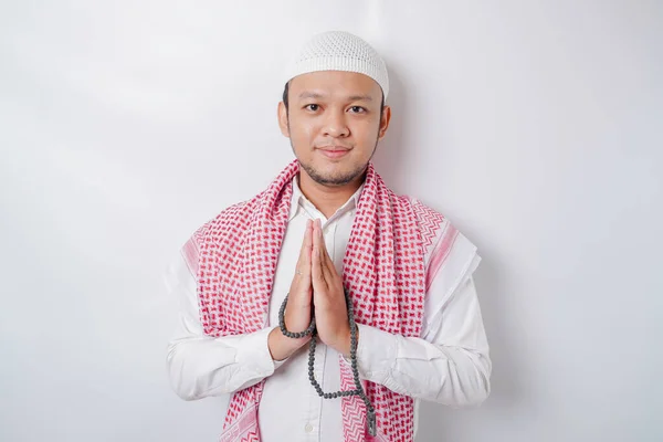 Lächelnder Junger Asiatischer Muslim Gestikulierend Traditioneller Gruß Auf Weißem Hintergrund — Stockfoto