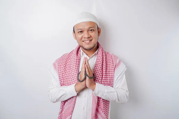 Lächelnder Junger Asiatischer Muslim Gestikulierend Traditioneller Gruß Auf Weißem Hintergrund — Stockfoto