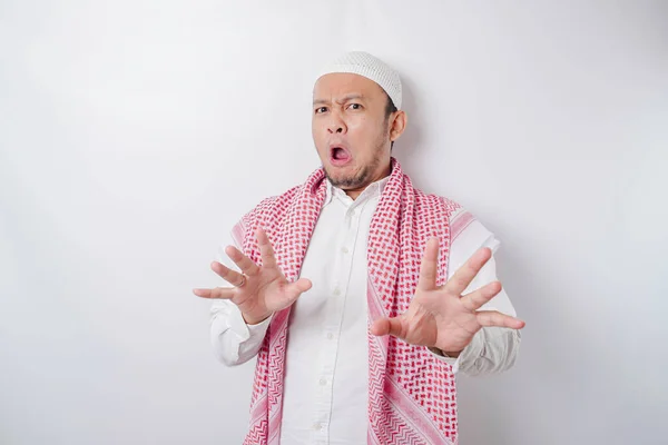 Porträt Eines Schockierten Asiatischen Muslimischen Mannes Vor Weißem Hintergrund — Stockfoto