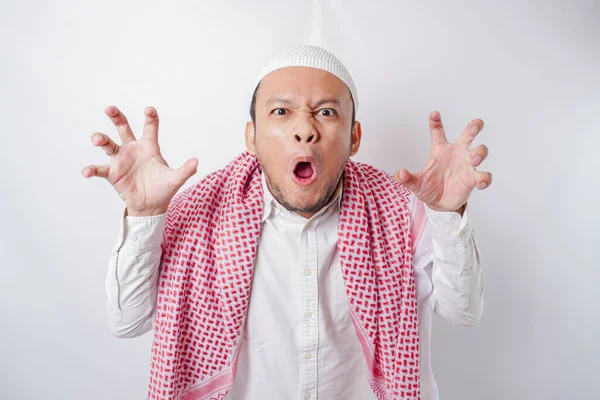 Kızgın Asyalı Genç Müslüman Bir Adam Beyaz Arka Planla Izole — Stok fotoğraf