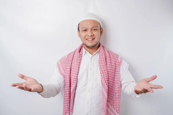 Junger Asiatischer Muslim Präsentiert Eine Idee Während Auf Isoliertem Weißem — Stockfoto