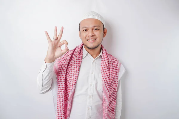Aufgeregter Asiatischer Muslim Mit Einer Handgeste Vor Weißem Hintergrund — Stockfoto