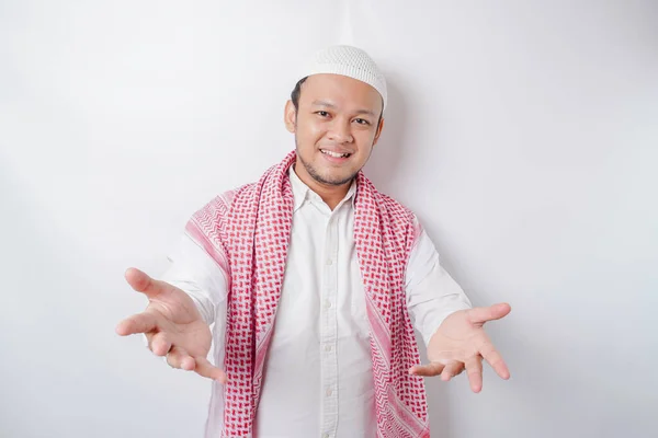 Junger Asiatischer Muslim Präsentiert Eine Idee Während Auf Isoliertem Weißem — Stockfoto