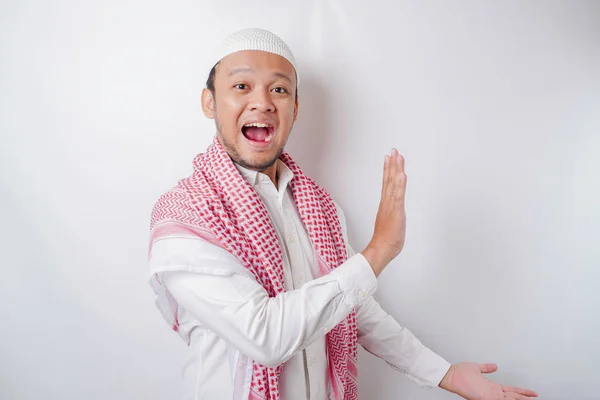 Schockierter Asiatischer Muslim Zeigt Auf Den Kopierraum Neben Ihm Isoliert — Stockfoto