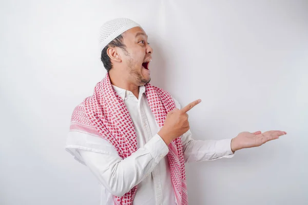Zszokowany Muzułmanin Azjatycki Wskazujący Przestrzeń Obok Siebie Odizolowany Białym Tle — Zdjęcie stockowe