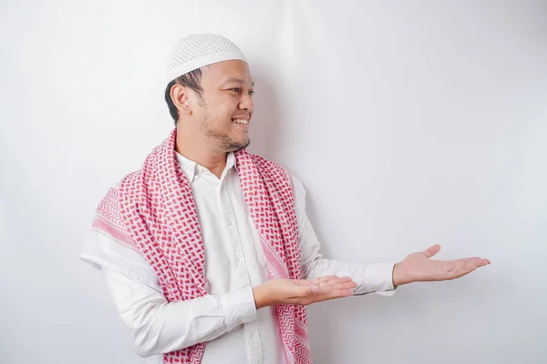 Pria Muslim Asia Yang Bersemangat Menunjuk Pada Ruang Fotokopi Sampingnya — Stok Foto