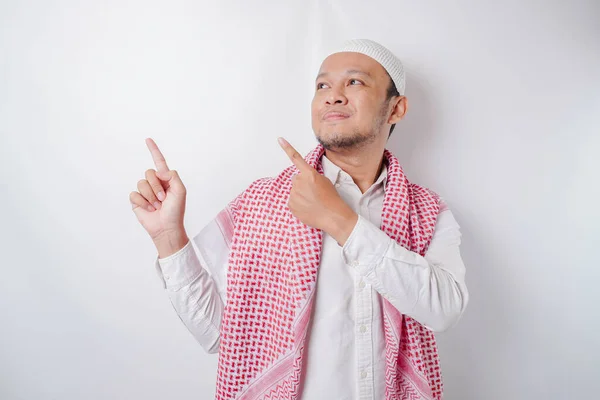 Pria Muslim Asia Yang Bersemangat Menunjuk Pada Ruang Fotokopi Sampingnya — Stok Foto