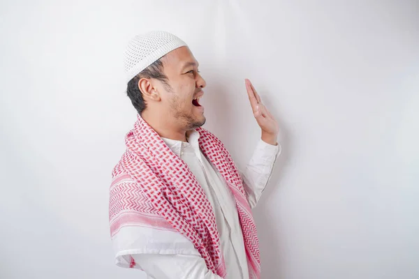 Aufgeregter Asiatischer Muslim Zeigt Auf Den Kopierraum Neben Ihm Isoliert — Stockfoto