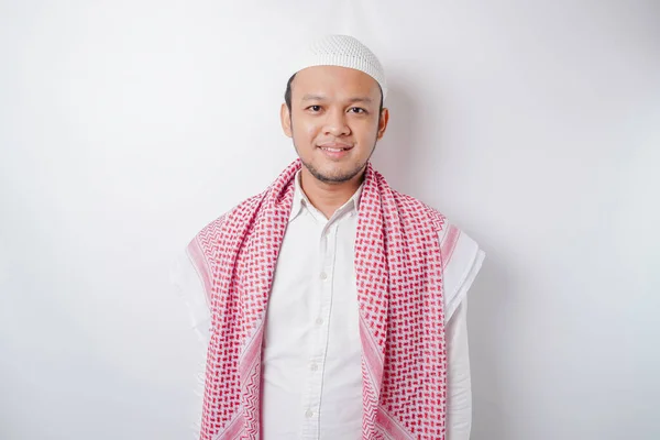Porträt Eines Glücklichen Asiatischen Muslimischen Mannes Der Vor Weißem Hintergrund — Stockfoto