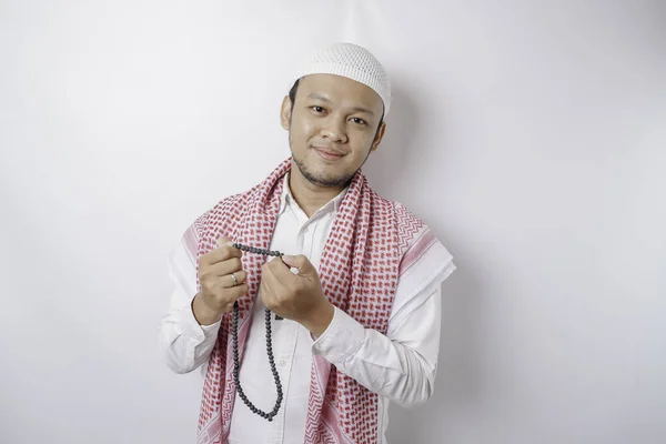 Porträt Eines Glücklichen Asiatischen Muslimischen Mannes Der Vor Weißem Hintergrund — Stockfoto