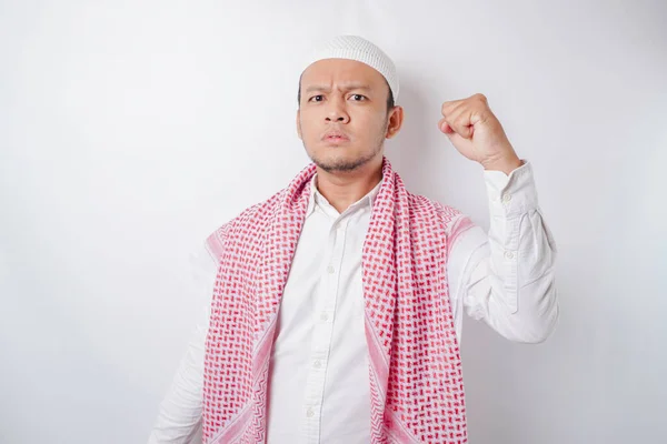 Junger Asiatischer Muslim Fühlt Sich Ernst Und Fokussiert Und Starrt — Stockfoto
