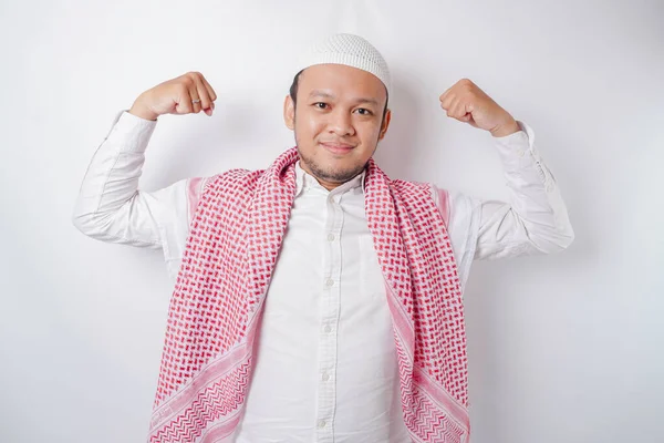 Aufgeregte Muslimische Asiaten Zeigen Starke Geste Indem Sie Stolz Ihre — Stockfoto