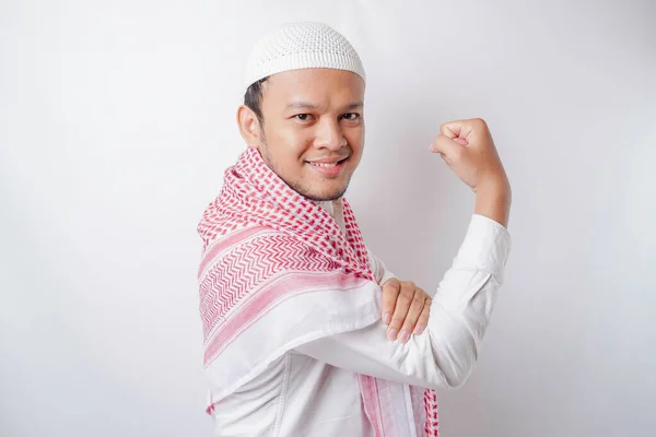 Aufgeregte Muslimische Asiaten Zeigen Starke Geste Indem Sie Stolz Ihre — Stockfoto