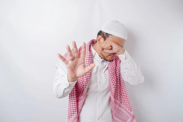 Junger Asiatischer Muslim Isoliert Auf Weißem Hintergrund Sieht Deprimiert Aus — Stockfoto