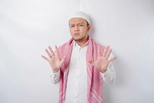 Junger Asiatischer Muslim Isoliert Auf Weißem Hintergrund Sieht Deprimiert Aus — Stockfoto