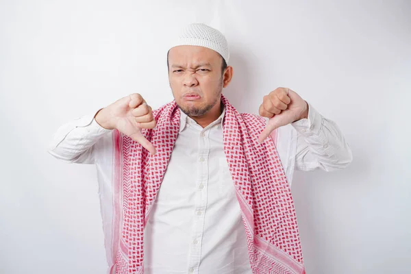 Enttäuschter Asiatischer Moslem Zeigt Isoliert Von Weißem Hintergrund Die Daumen — Stockfoto