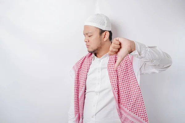 Pria Muslim Asia Yang Kecewa Memberikan Jempol Tangan Bawah Isyarat — Stok Foto
