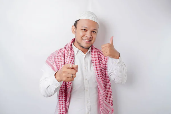 Heyecanlı Asyalı Müslüman Adam Beyaz Arka Planla Izole Edilmiş Bir — Stok fotoğraf