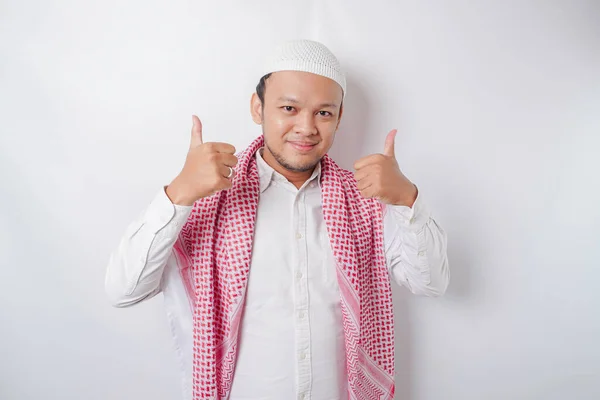 Aufgeregter Asiatischer Moslem Gibt Zustimmend Daumen Hoch Isoliert Von Weißem — Stockfoto