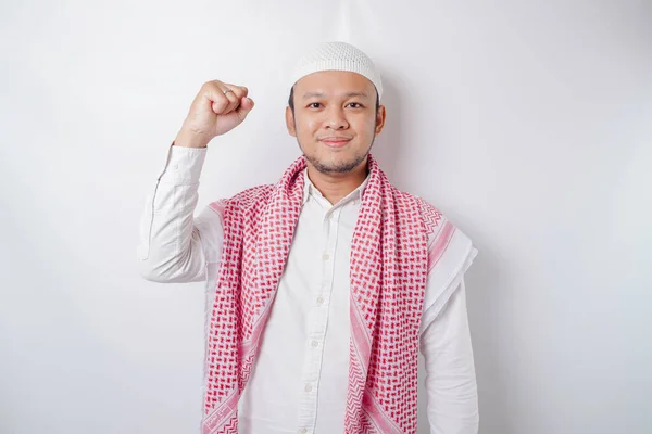 Ein Junger Asiatischer Muslim Mit Einem Glücklichen Erfolgreichen Gesichtsausdruck Isoliert — Stockfoto