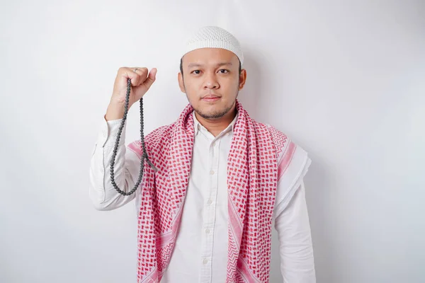 Ung Asiatisk Muslimsk Man Med Ett Lyckligt Framgångsrikt Uttryck Isolerad — Stockfoto