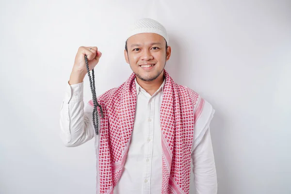 Ung Asiatisk Muslimsk Man Med Ett Lyckligt Framgångsrikt Uttryck Isolerad — Stockfoto