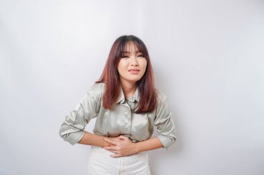 Hasta genç bir kadının el ele tutuşmasının fotoğrafı beyaz arka planda izole edilmiş bir acıdan muzdarip.