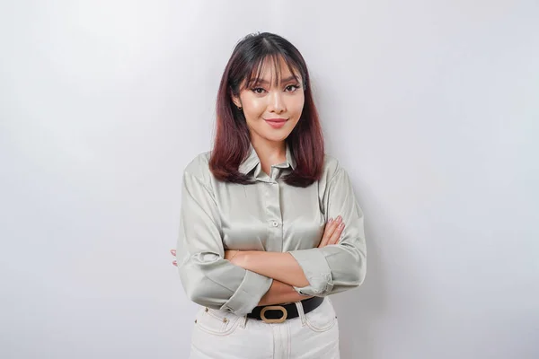 Retrato Una Mujer Asiática Sonriente Confiada Con Una Camisa Verde —  Fotos de Stock