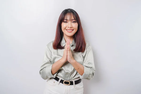 Gülümseyen Genç Asyalı Kadın Adaçayı Yeşili Tişört Giyiyor Beyaz Arka — Stok fotoğraf