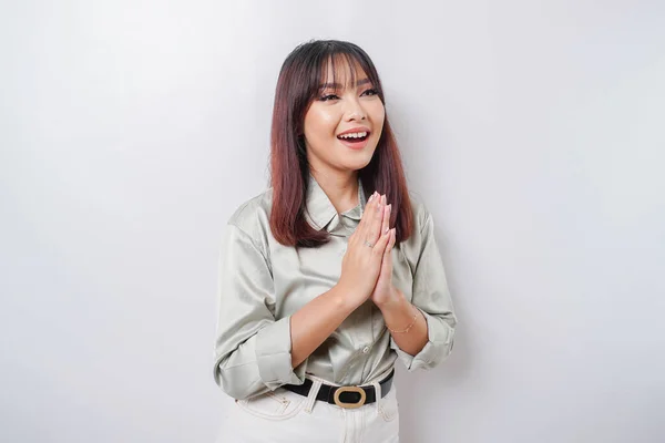 Sorrindo Jovem Mulher Asiática Vestindo Sálvia Camisa Verde Gesticulando Saudação — Fotografia de Stock