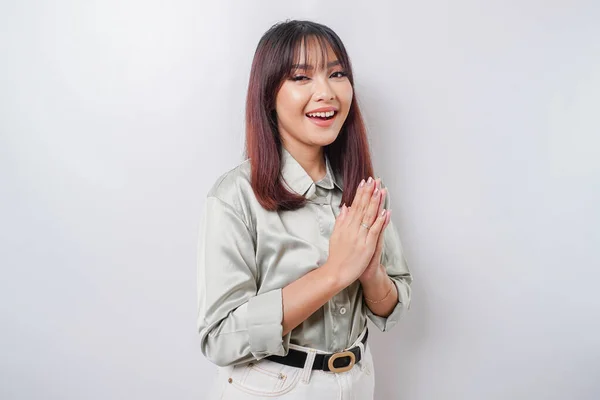 Sonriente Mujer Asiática Joven Con Camisa Verde Salvia Gesto Saludo —  Fotos de Stock