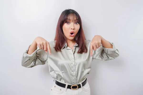 Geschokt Aziatische Vrouw Dragen Salie Groen Shirt Wijzend Kopieerruimte Onder — Stockfoto