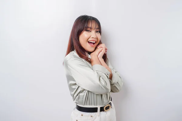 Retrato Una Mujer Asiática Feliz Con Una Camisa Verde Salvia —  Fotos de Stock