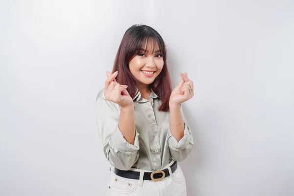 Adaçayı Yeşili Gömlek Giyen Çekici Bir Asyalı Kadın Kendini Mutlu — Stok fotoğraf