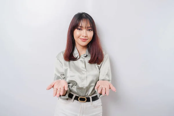 Asyalı Genç Bir Kadın Yeşil Tişört Giyiyor Zole Edilmiş Beyaz — Stok fotoğraf