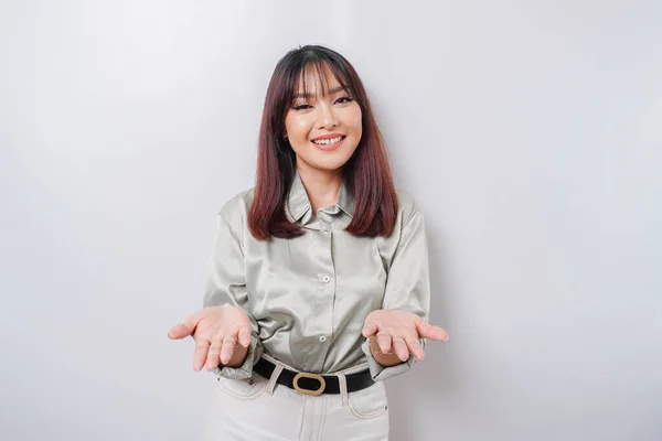 Mujer Asiática Joven Con Camisa Verde Salvia Que Presenta Una —  Fotos de Stock