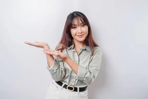 Femme Asiatique Excitée Portant Une Chemise Verte Sage Pointant Vers — Photo